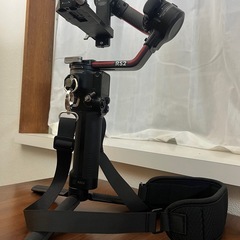 DJI RS2 PRO COMBO ストラップ付きの画像