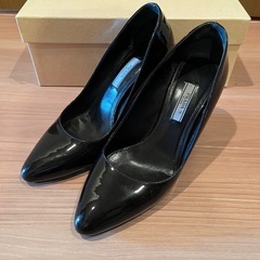 PRADAのエナメルパンプスです。サイズ38の画像