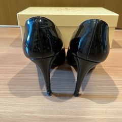 PRADAのエナメルパンプスです。サイズ38の画像