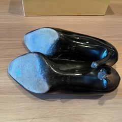 PRADAのエナメルパンプスです。サイズ38の画像