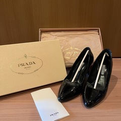 PRADAのエナメルパンプスです。サイズ38