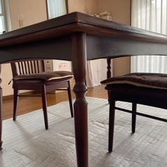 ダイニングテーブルの画像