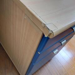 学習机、イス、キャビネットの3点セットの画像