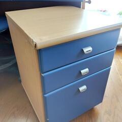 学習机、イス、キャビネットの3点セットの画像