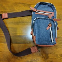 ボディバッグ　カジュアル