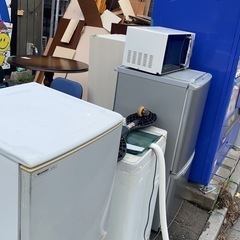 冷蔵庫、洗濯機、ベット、ソファの画像