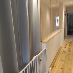 しっかりしたメーカーのベビーゲート　ドア付ホワイト頑丈なつくり　...