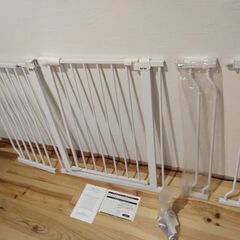 しっかりしたメーカーのベビーゲート　ドア付ホワイト頑丈なつくり　76～148cm　子供ゲート　柵　ベビーズゲート　チャイルドゲートの画像