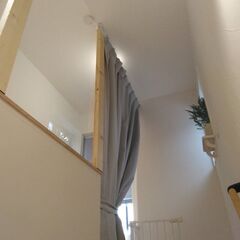 しっかりしたメーカーのベビーゲート　ドア付ホワイト頑丈なつくり　76～148cm　子供ゲート　柵　ベビーズゲート　チャイルドゲートの画像