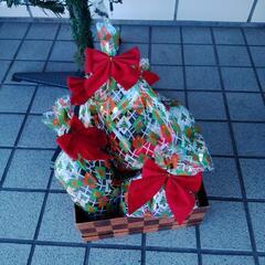 オーナメント付きクリスマスツリーの画像