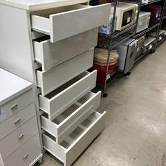 O2412-188 ニトリ ハイチェスト フォウ 60 WH 6段 引出しの中汚れあり 中古の画像