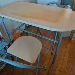 ハイテーブルとハイチェアx2の画像