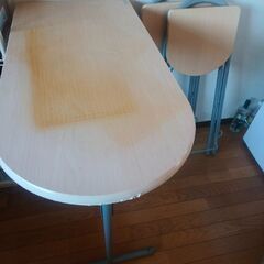 ハイテーブルとハイチェアx2の画像