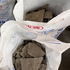 ブロック塀を壊してでたガレキと石の画像