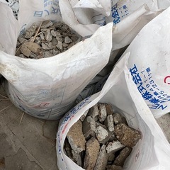 ブロック塀を壊してでたガレキと石の画像