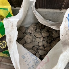 ブロック塀を壊してでたガレキと石の画像