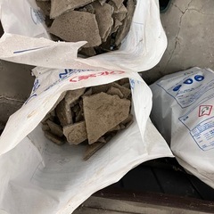 ブロック塀を壊してでたガレキと石の画像