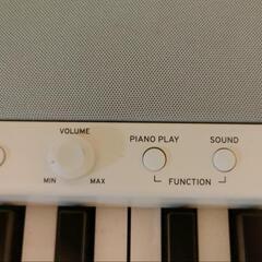 電子ピアノ、イス、ヘッドホンの画像