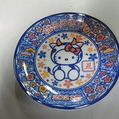 キティ皿　ノベルティグッズ　洋服の青山　2021　干支　丑　着ぐるみキティの画像