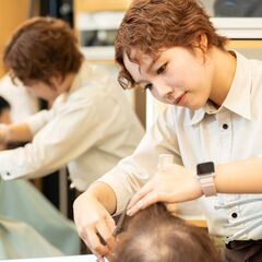 【平均時給1400円 カット専門店◎】眠らせている美容師資格を活かしませんか？ブランクから再挑戦する方や未経験の方も応援していますの画像
