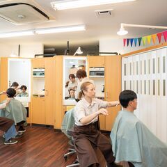 【平均時給1400円 カット専門店◎】眠らせている美容師資格を活かしませんか？ブランクから再挑戦する方や未経験の方も応援していますの画像