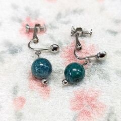 ☆イヤリング　アクセサリー　玉・濃緑　中古品　の画像