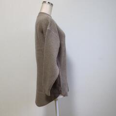 ベージュセーターの画像