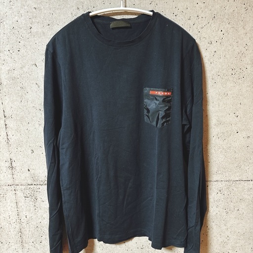 PRADA 肩切返し　ロンT ポケット付　ラバーロゴ