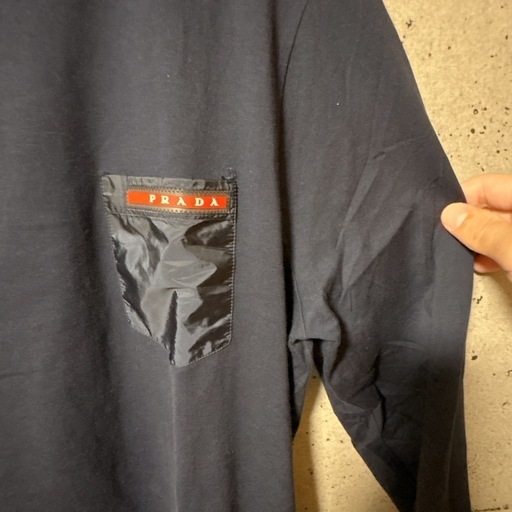 PRADA 肩切返し　ロンT ポケット付　ラバーロゴ