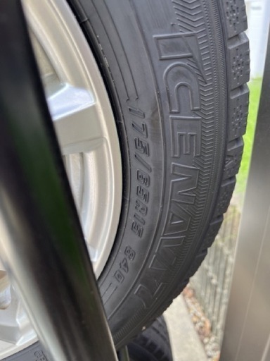 すぐ使えます！アクア スタッドレスタイヤ＋ホイール＋ナット １シーズンのみ使用