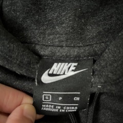 NIKE ナイキパーカーSサイズ黒の画像