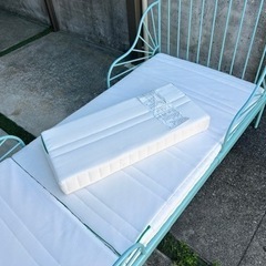 IKEA 伸長式ベッドフレームとすのことマットレスの画像