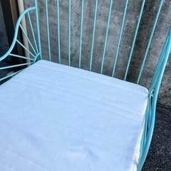 IKEA 伸長式ベッドフレームとすのことマットレスの画像