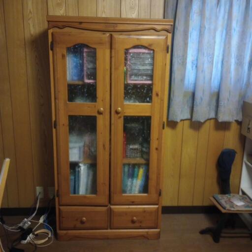 扉付き　カントリー調本棚