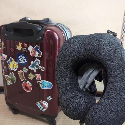 ネック枕とスーツケースのセット！これで旅行は快適✨️