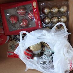 電飾付きクリスマスツリー　高さ2.3ｍ　オーナメント多数の画像