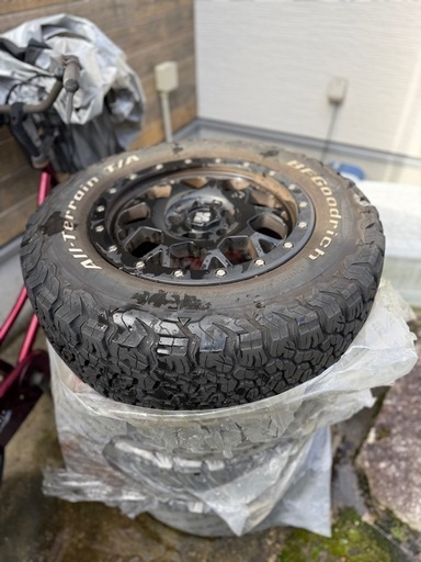 グッドリッチ| オールテレーン|ホワイトレター1本パンク状態