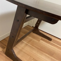 高さを変えられる小机の画像