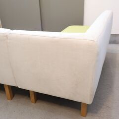 MOMO natural(モモナチュラル)のARNE LAIDBACK BENCH(アルネ レイドバック ベンチ)です。“座る”と“くつろぐ”を両立したデザインで、ダイニングソファとしてもオススメ♪の画像
