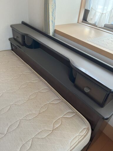 ダブルベッド　マットレス付きです