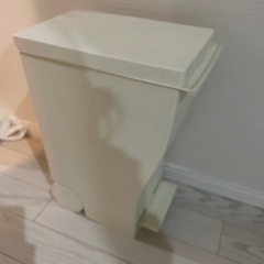 足で開けるゴミ箱