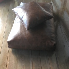 フェイクレザークッション　¥300