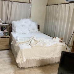 ダブルベッド、マットレス付きの画像