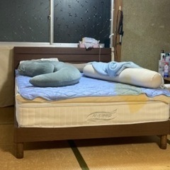ダブルベッド、マットレス付き