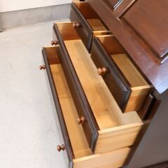 松本民芸家具のミズメザクラ無垢材を使用した重H型ボールフットビューロー。クラシックなデザインのライティングデスク。上段は本棚、下段はチェストと収納力もあり書斎のワークデスクとしてはもちろんリビングにも