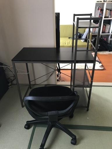 黒いデスクとメッシュチェアのセット