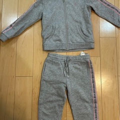 スウェット　セットアップ　GUESS 4T 24M お揃いの画像