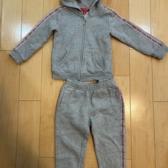 スウェット　セットアップ　GUESS 4T 24M お揃いの画像