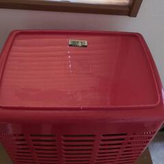 中古　洗濯物カゴ　赤色の画像