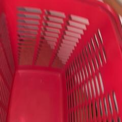 中古　洗濯物カゴ　赤色の画像